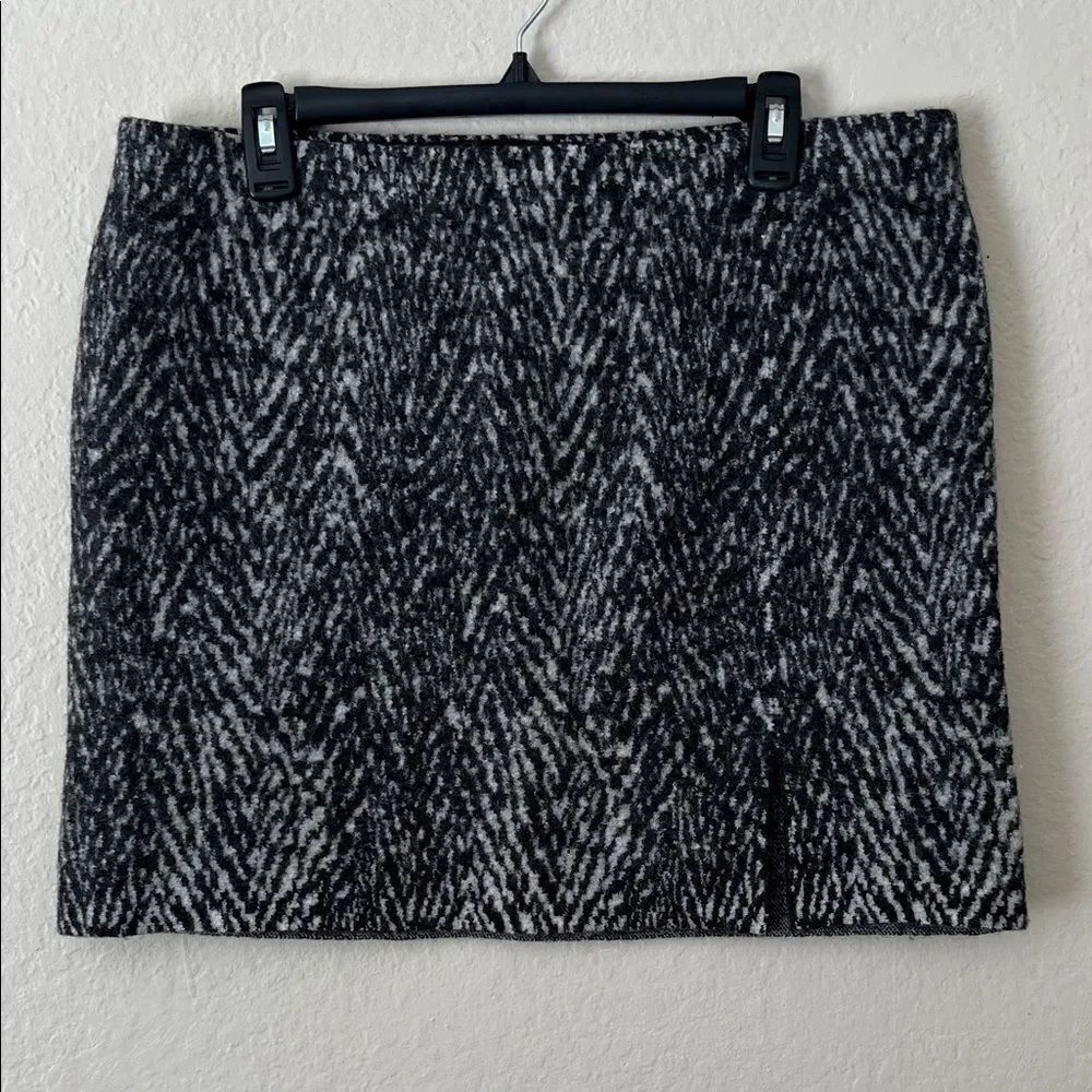 NWT Banana Republic 100% Wool Black and White Patterned Skirt with Slit in Size